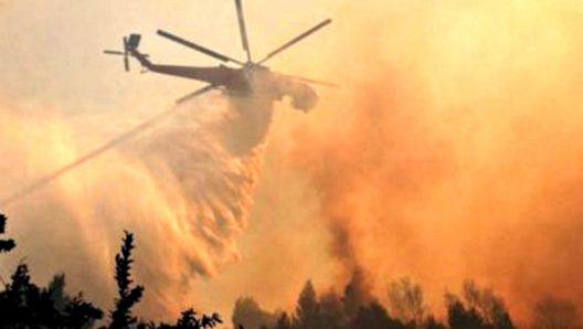 Σε εξέλιξη η πυρκαγιά στην Άνδρο