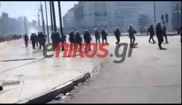 Βίντεο-“Βομβαρδισμένη” περιοχή το Σύνταγμα