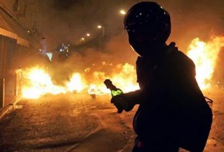 Πέταξε βενζίνη και κροτίδα σε σπίτι