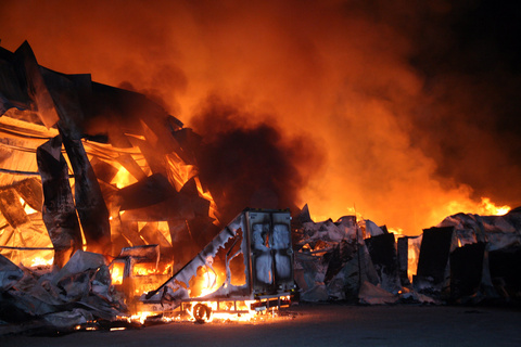 Κάηκε εργοστάσιο επίπλων