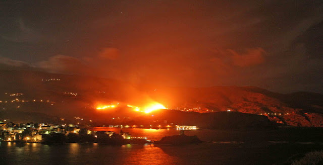 Μαίνεται η φωτιά στην Άνδρο