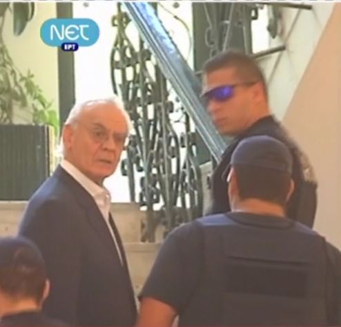 Ακόμα καταθέτει