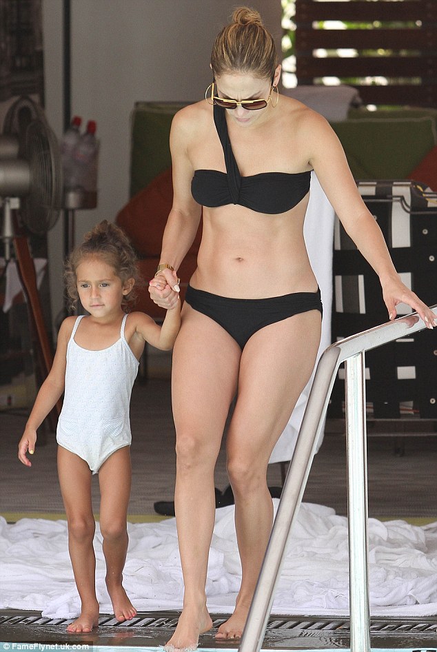 Στην πισίνα με την Τζένιφερ