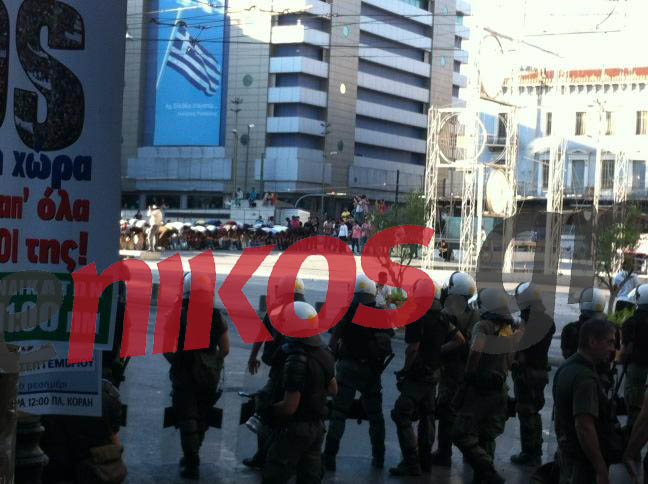 Τώρα-Οι μουσουλμάνοι προσεύχονται στην Ομόνοια