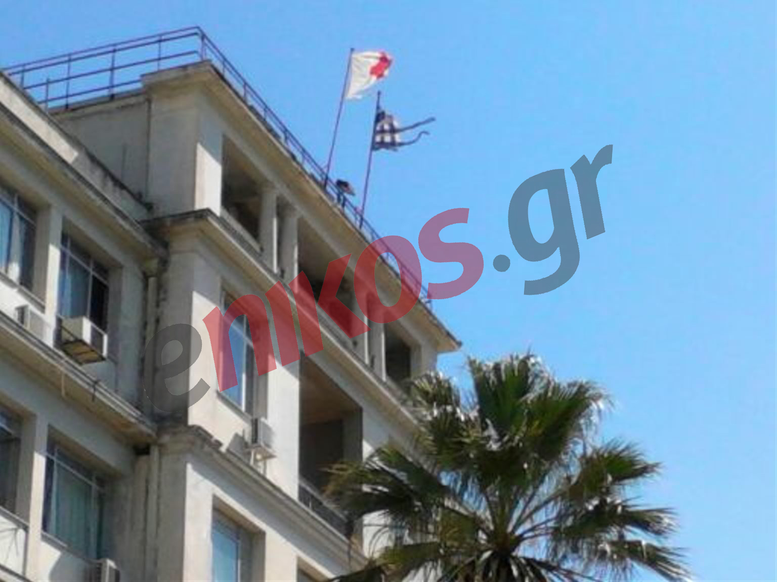 Κουρέλι η ελληνική σημαία