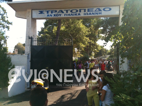 Κάνουν μάθημα σε στρατόπεδο