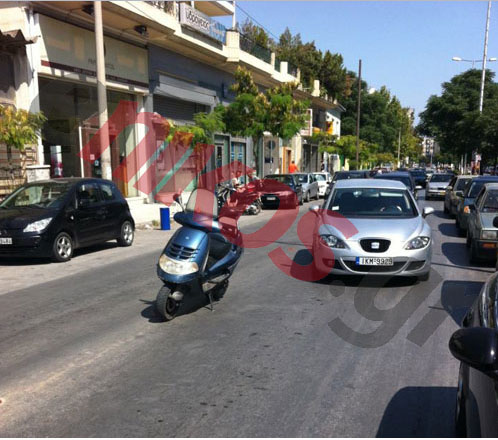Πάρκαρε στη μέση του δρόμου!