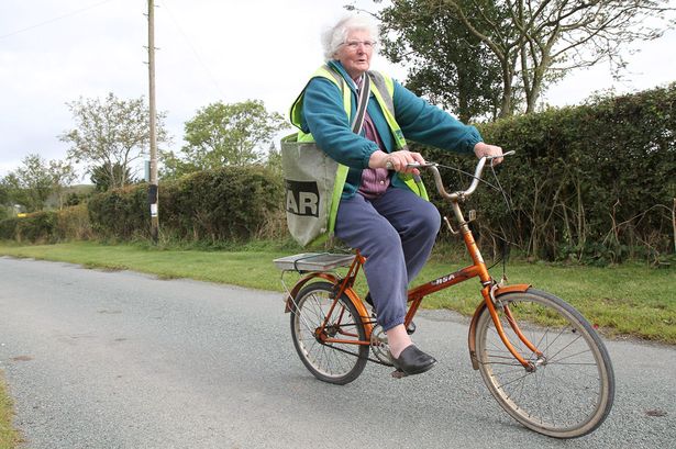 Το κοριτσάκι με…τις εφημερίδες