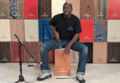 Παίζει μουσική με…βούρτσα