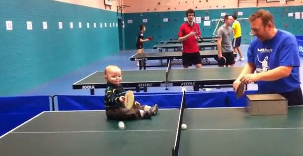 Ένα μωρό παίζει πινγκ-πονγκ!