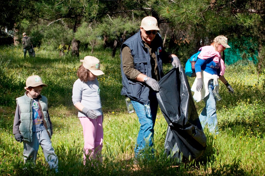 Καθαρίζουν το όρος Αιγάλεω