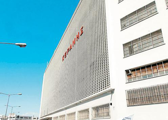 Τώρα-Καίγεται το κτίριο του Κεράνη