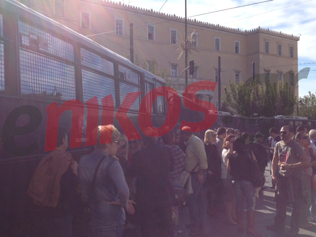 Οι δημοσιογράφοι έξω από τη Βουλή περιμένουν το αποτέλεσμα