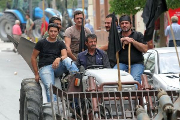 Στο δρόμο και οι αγρότες