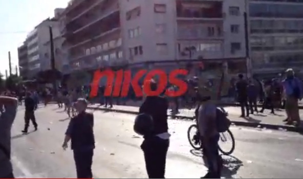 Τώρα-Βίντεο: ΜΑΤ απωθούν διαδηλωτές