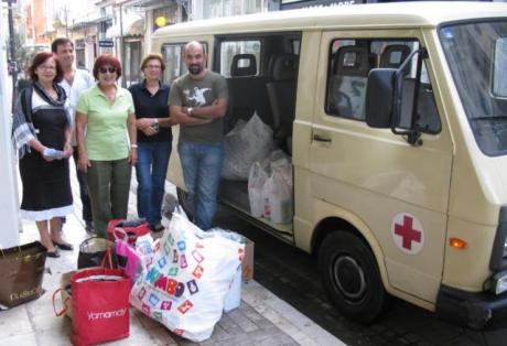 Μοίρασαν ρούχα σε κρατούμενους