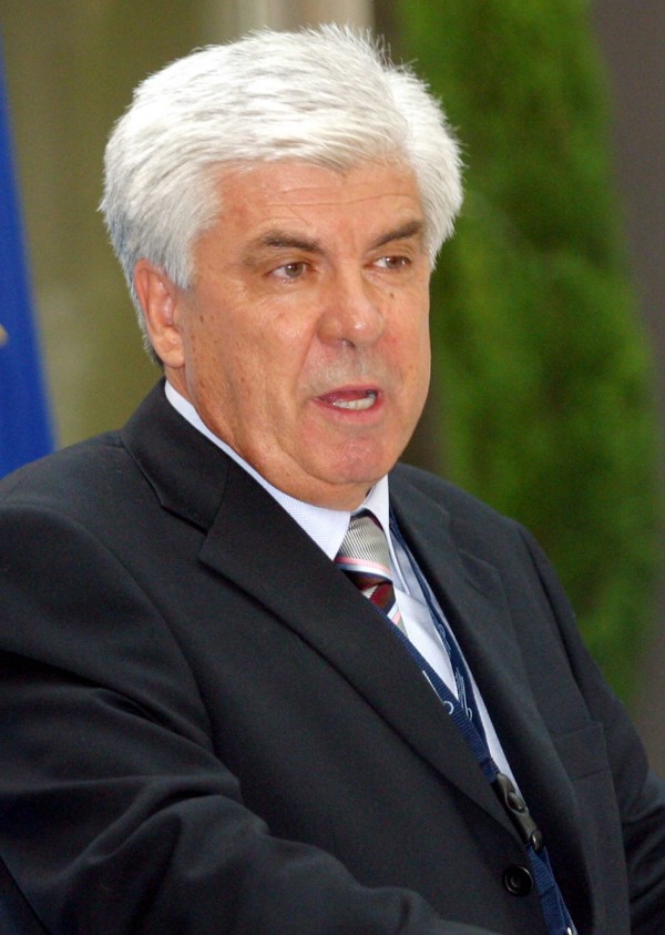 Μοιράζουν τρόφιμα στα σχολεία