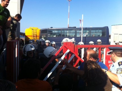 Τώρα-Πετροπόλεμος στο αεροδρόμιο Ηρακλείου