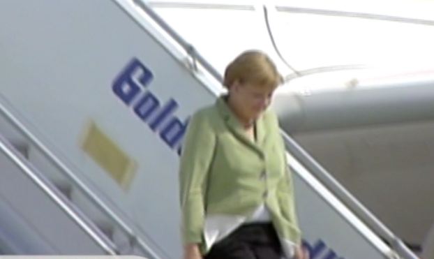 Βίντεο: Η Merkel κατεβαίνει από το αεροσκάφος