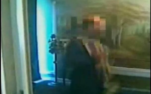 Παπάς τραγουδάει «Ο κυρ Θάνος πέθανε» πάνω από φέρετρο!