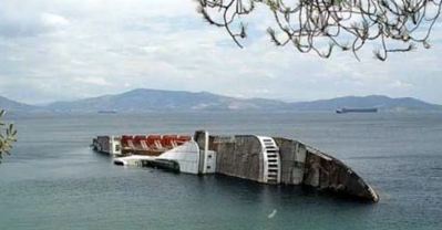 Πλοίο ανετράπη στο Κέιπ Τάουν