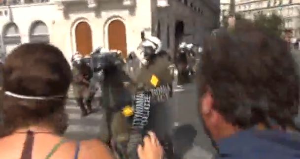 Βίντεο-Άνδρας των ΜΑΤ χτυπά γυναίκα