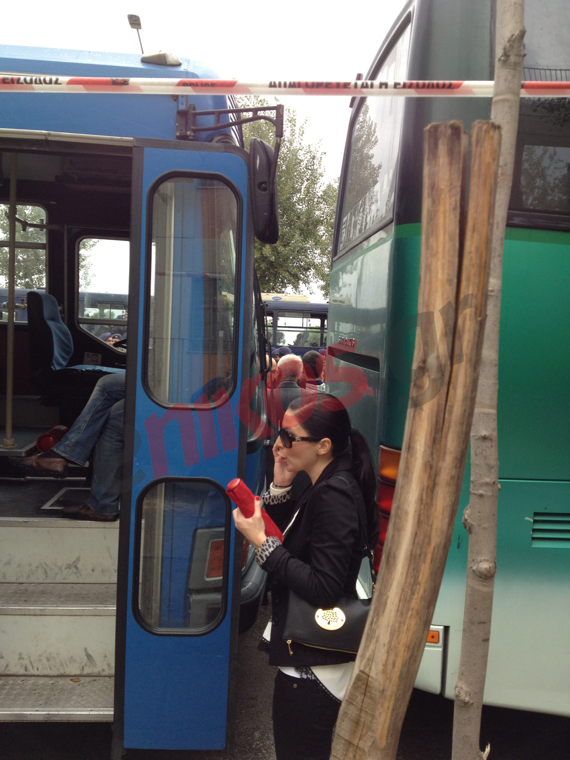 Αναγνώστης: πως να δω την παρέλαση πίσω από 2 κλούβες;