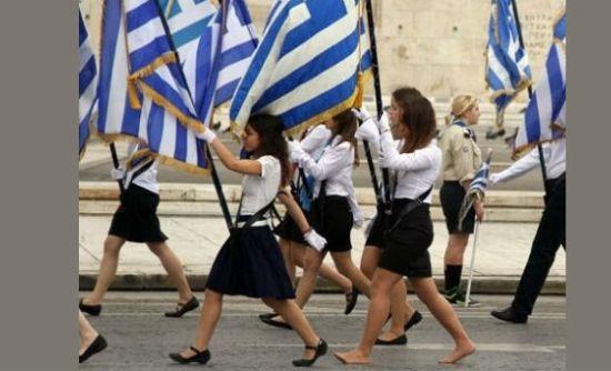 Η αλήθεια για την «ξυπόλυτη» σημαιοφόρο