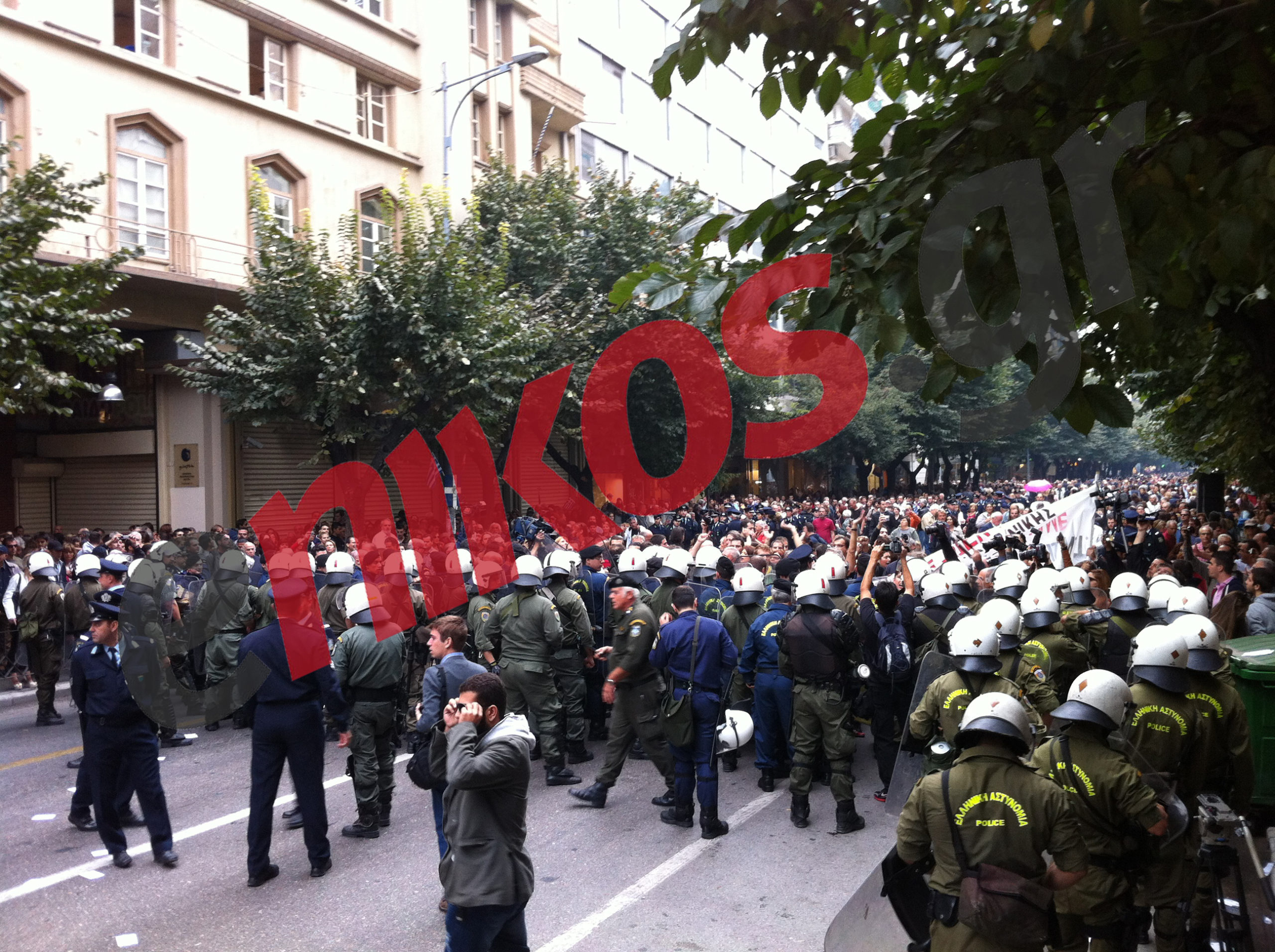 ΦΩΤΟ-Μέλη του ΣΥΡΙΖΑ στην παρέλαση