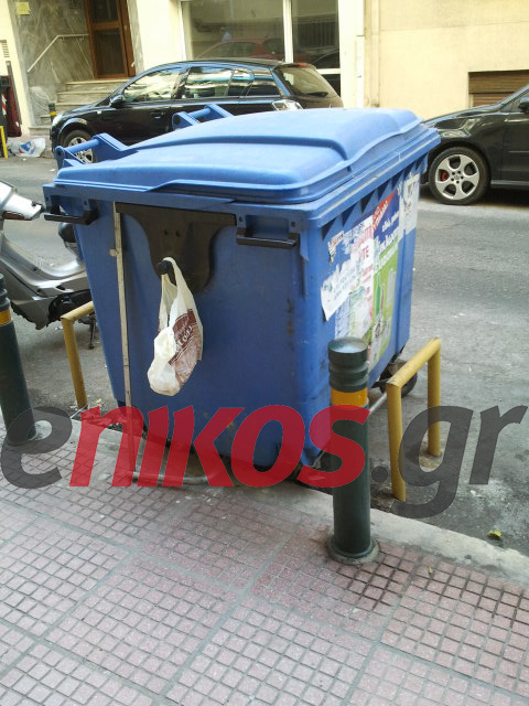 Σακούλες με τρόφιμα σε κάδους