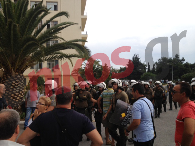 Τώρα-Τα ΜΑΤ περικυκλώνουν τους εργαζόμενους