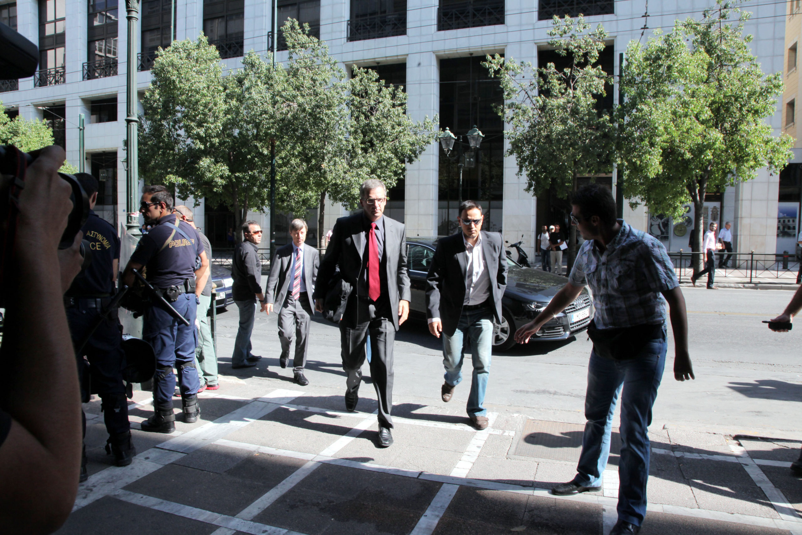 Θέλει πέντε υπογραφές