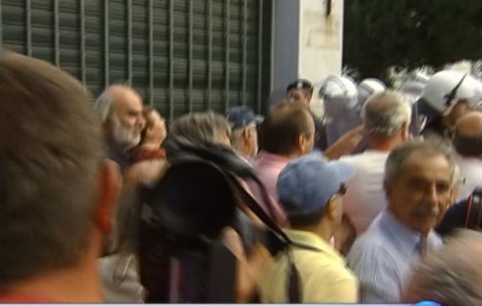 Τώρα – Ενταση στο Σύνταγμα