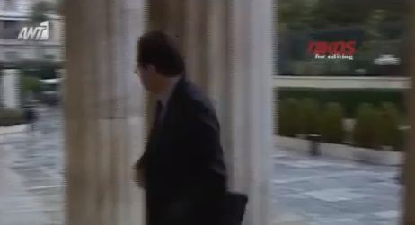 ΒΙΝΤΕΟ- “Τρέχοντας” μπήκε στη βουλή ο Παπακωνσταντίνου