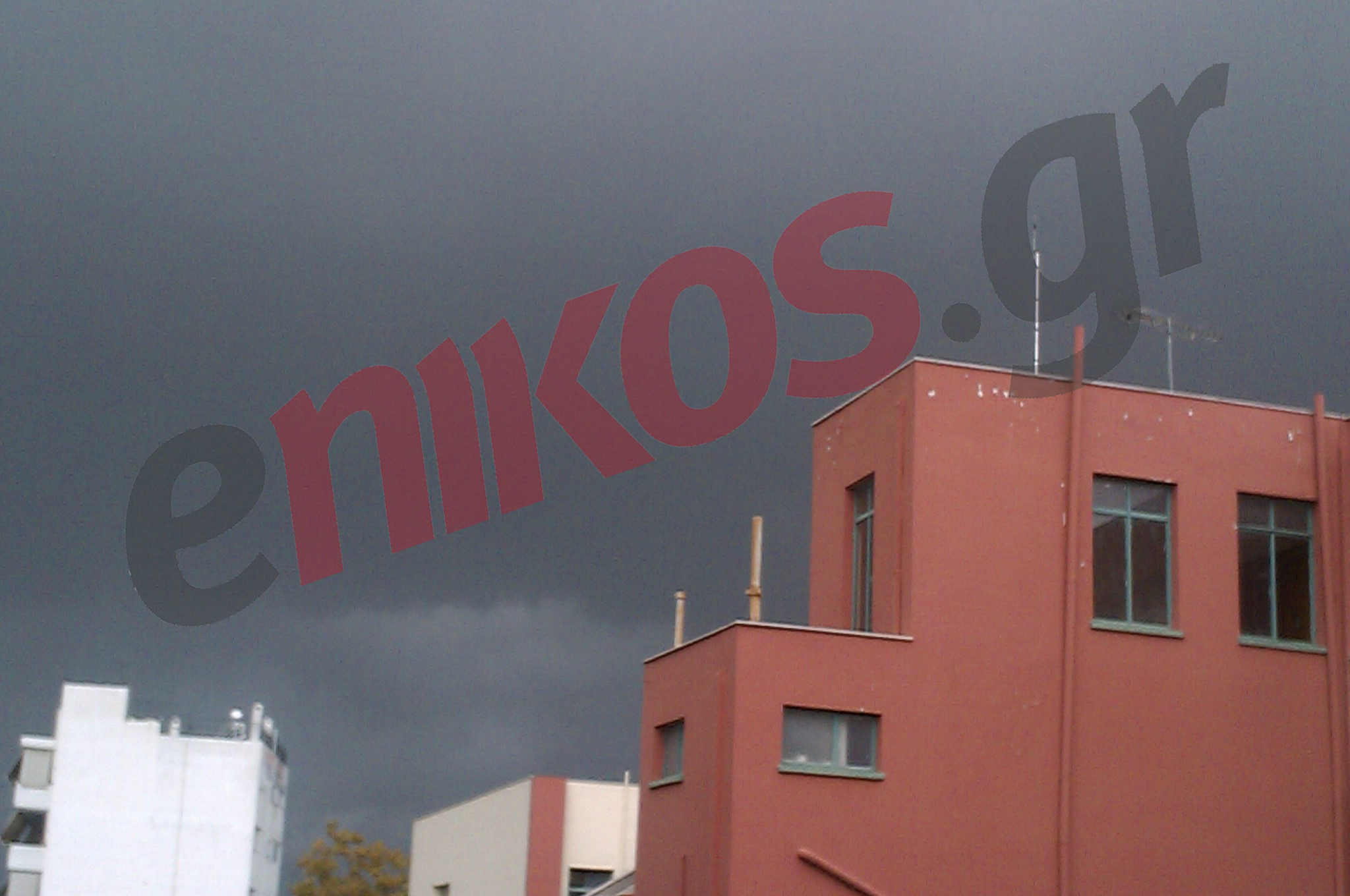 Κατάμαυρος ο ουρανός στο Γαλάτσι