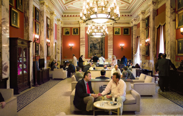 Εξω δακρυγόνα, μέσα φωτογραφίες