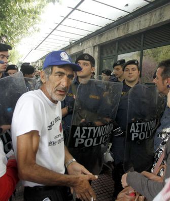 Τώρα- Οι πεζοπόροι από τον Βόλο στο Σύνταγμα