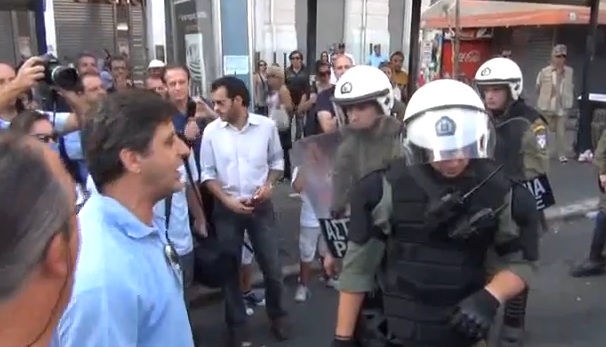 Βίντεο:Τα ΜΑΤ μαθαίνουν για τον νεκρό