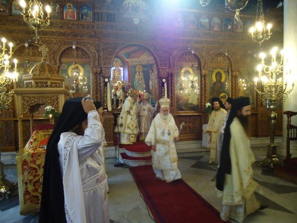 Ιερέας άναψε φωτιές