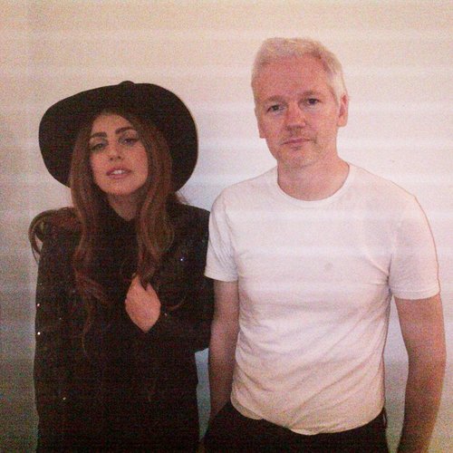 H Gaga δείπνησε με τον Assange!