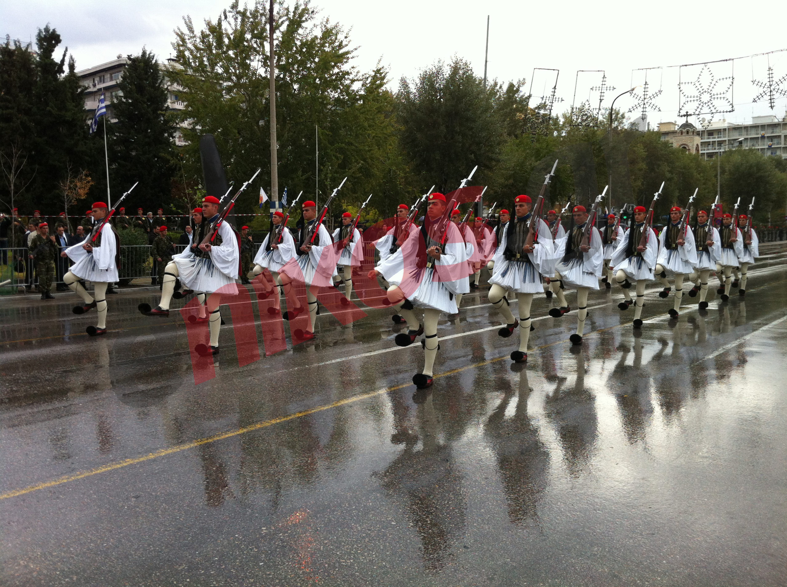 Παρέλαση: Εντυπωσιακοί οι τσολιάδες