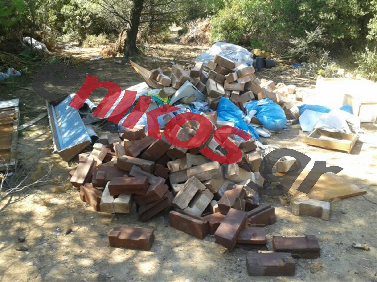 Έκαναν χωματερή το δάσος Βαρυμπόμπης