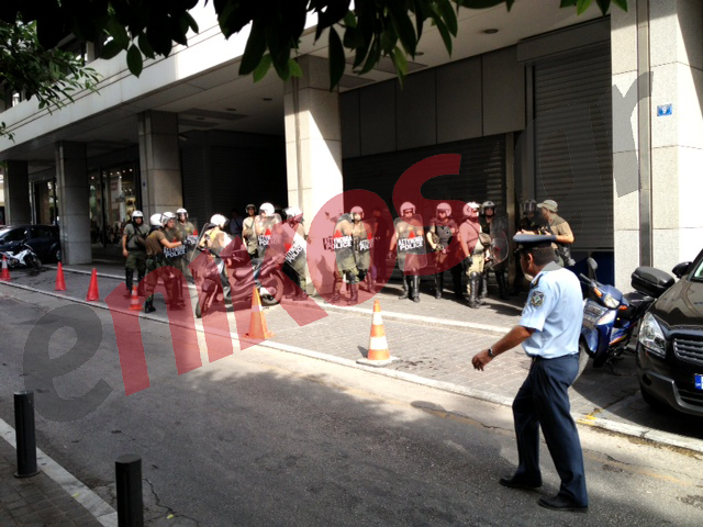 Τώρα- Οι φοιτητές πετούν αυγά στους αστυνομικούς