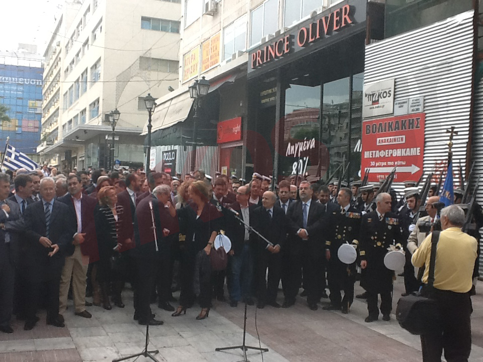 ΦΩΤΟ – Το χειροφίλημα του Μιχαλολιάκου στη Ρεπούση