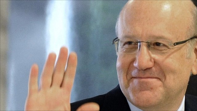 Παραιτήθηκε, αλλά παραμένει