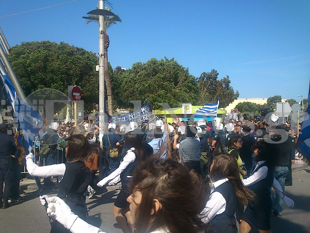 Τώρα – Ηράκλειο: Μπουκάλια στα ΜΑΤ