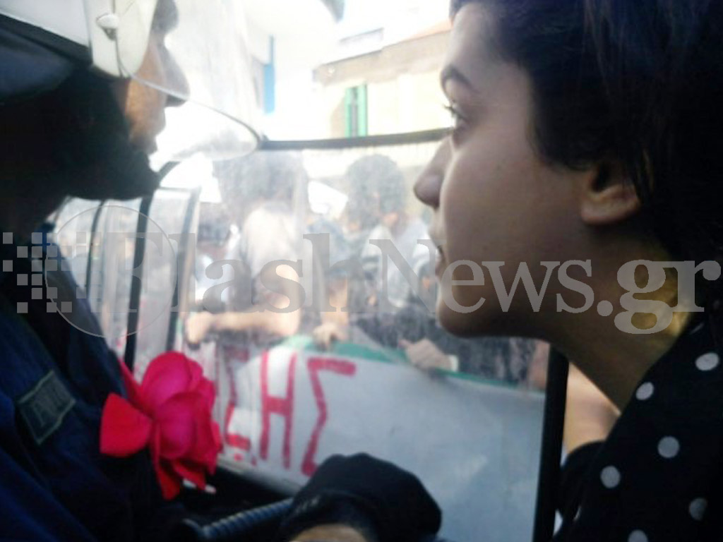 Λουλούδι στα… ΜΑΤ