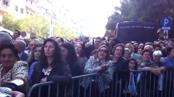 Αποδοκίμασαν τους πολιτικούς