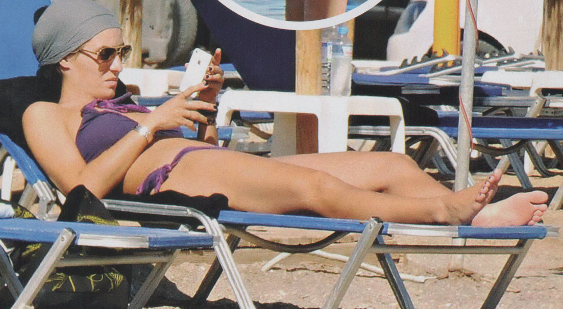 H Ελεονώρα στην παραλία