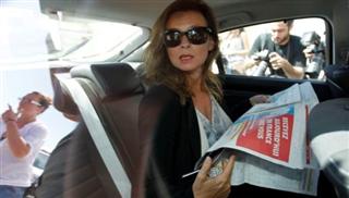 Μηνύει τους βιογράφους της